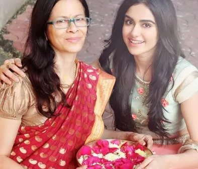 Adah Sharma with her mother